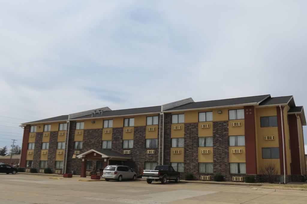 Super 8 By Wyndham Evansville East Exterior photo